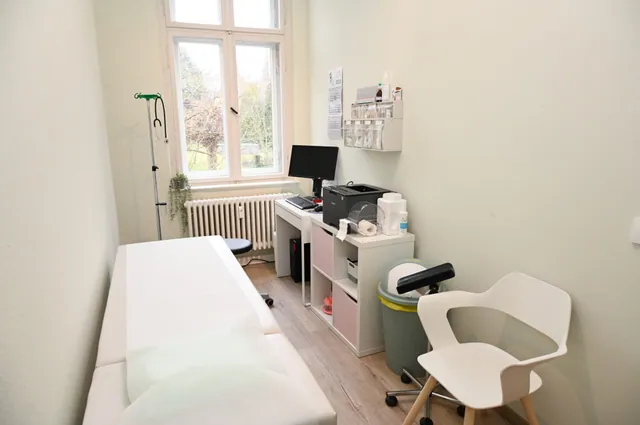 Behandlungszimmer mit Untersuchungsliege am Fenster
