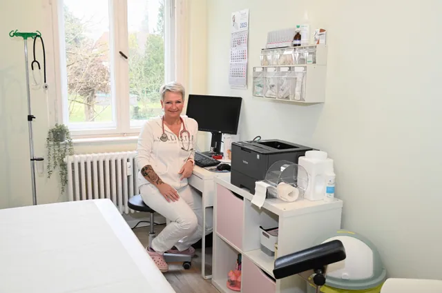 Medizinische Fachangestellte am Arbeitsplatz im Funktionsraum