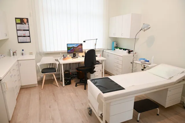 Behandlungszimmer mit Arbeitsplatz und Liege