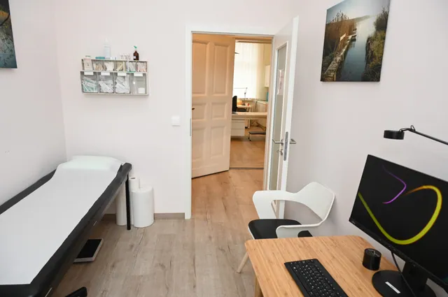 Blick durch die geöffnete Tür in das Nachbarzimmer