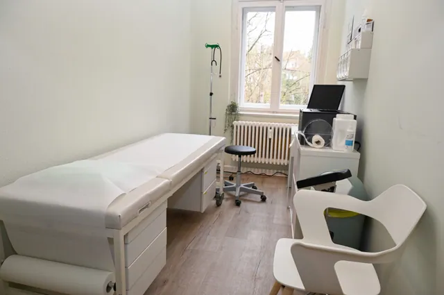 Helles Behandlungszimmer mit Untersuchungsliege