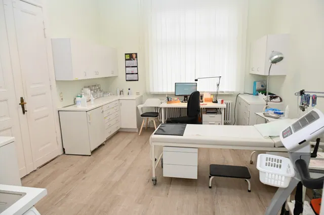 Behandlungszimmer mit Schränken und Waschbecken