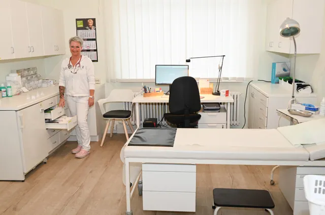 Mitarbeiterin in einem Behandlungszimmer