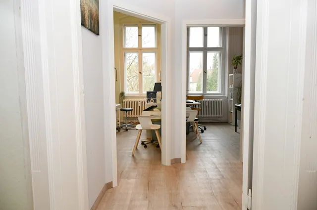 Flur mit Blick in ein Behandlungszimmer