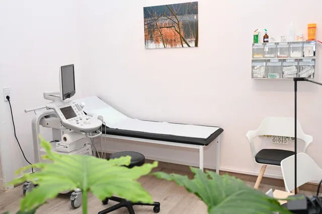 Ultraschallgerät neben der Untersuchungsliege